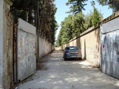 Salutiamo le due sorelle e percorriamo la stretta strada privata che si insinua tra l�ospedale oncologico e villa Costantino, delimitata da un grosso cancello in ferro. Cancello che nel pomeriggio viene chiuso, permettendo a questo tranquillo angolo di citt� di rimanere nascosto al resto di Bari
